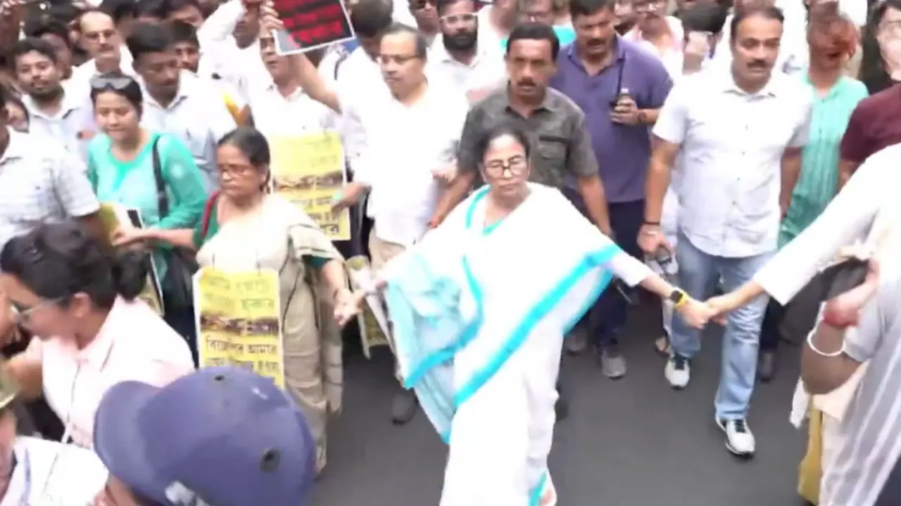 TMC में विधायकों-सांसदों की बड़ी टूट के बाद सड़कों पर उतरीं ममता बनर्जी, हॉकरों के विरोध प्रदर्शन में हुईं शामिल- VIDEO Mamata Banerjee Joins Protest
