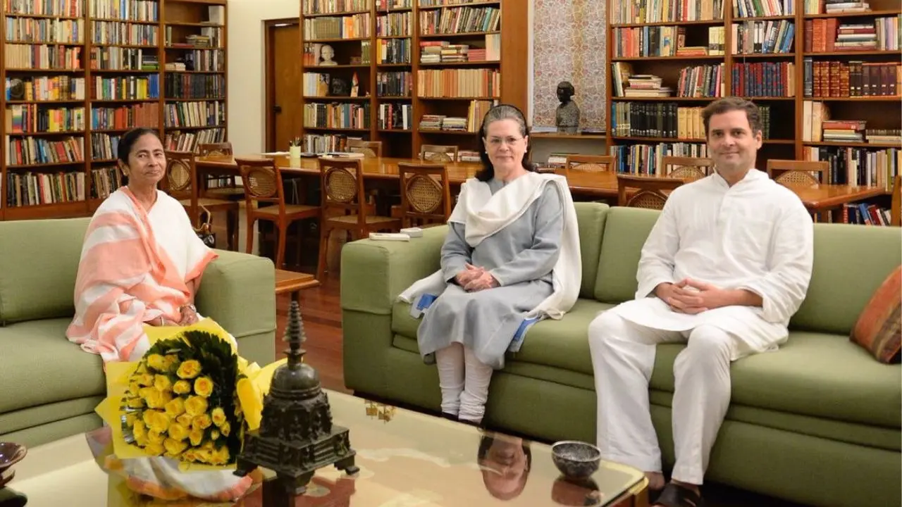 Mamata Banerjee To Make Ghar Wapsi? Sources Say TMC Supremo Offered Congress National VP Post by Sonia, Rahul Mamata Banerjee to Join Congress?
