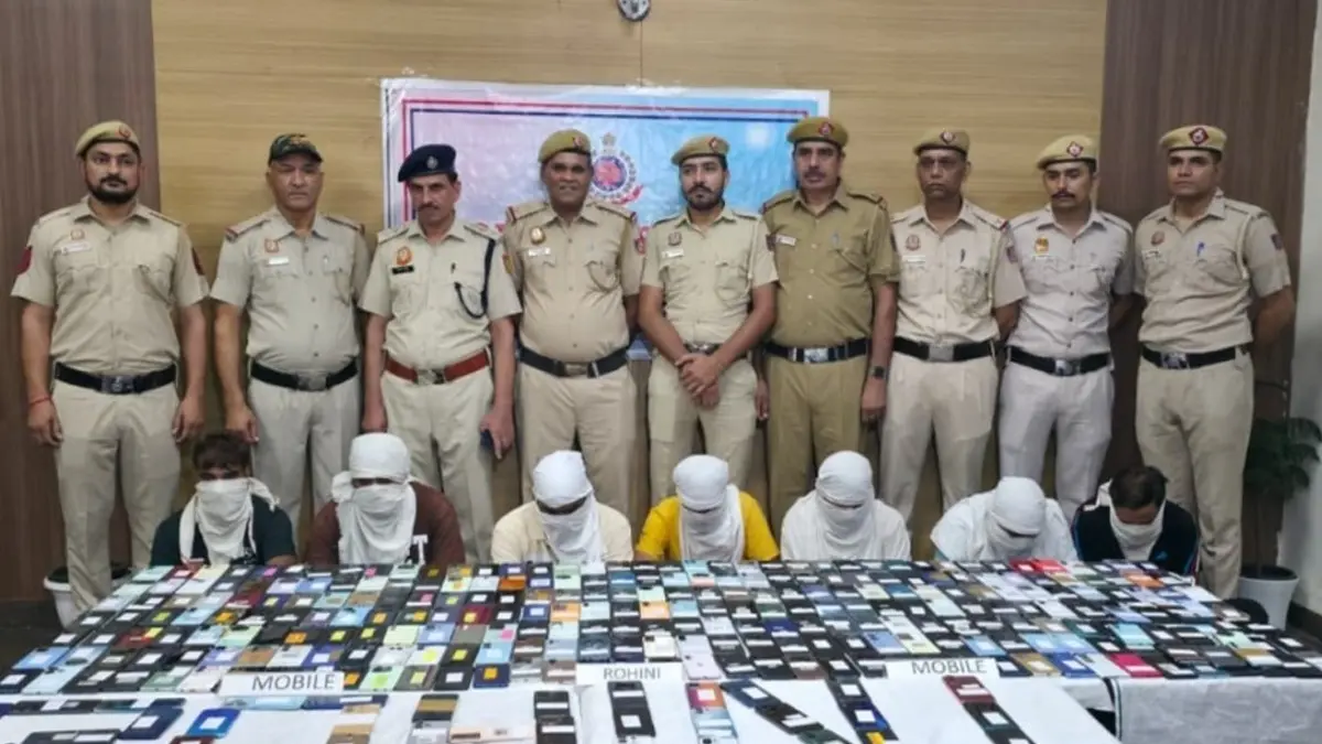 Mobile Phone Theft Racket Busted: 10 Arrested, 325 Stolen Phones and ₹1 Crore Recovered Mobile Phone Theft Racket Busted: 10 Arrested, 325 Stolen Phones and ₹1 Crore Recovered