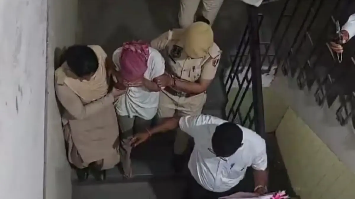 NEET Re-Exam 2026: चेकिंग में सेंध लगाकर अंडरगारमेंट में फोन लाई छात्रा, पुलिस ने भेजा जेल neet-re-exam-2026-jaipur-girl-caught-cheating-mobile-phone