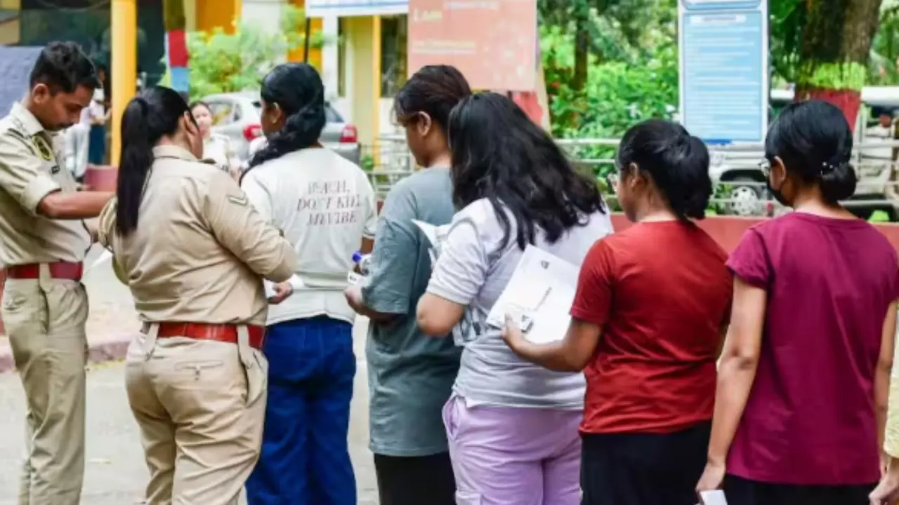 NEET री-एग्जाम में बड़ा फर्जीवाड़ा! सॉल्वर गैंग ने बैठाए थे नकली परीक्षार्थी, बिहार में 24 गिरफ्तार, बायोमेट्रिक कंपनी ने ऐसे किया खेल NEET UG Re-exam, Paper solver gang busted in Bihar’s Lakhisarai; 24 arrested