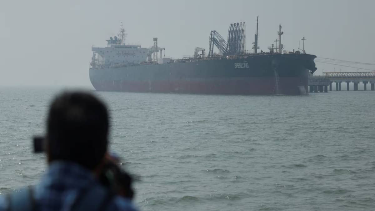 Oil Tanker Hit by 'Unidentified Projectile' in Strait of Hormuz, Says British Maritime Agency