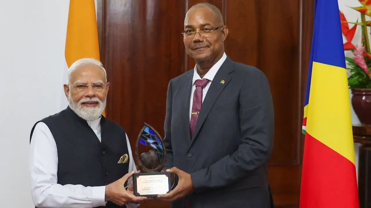 PM मोदी को सेशेल्स में 'गार्जियन ऑफ द ब्लू होराइजन' से किया गया सम्मानित, बोले- ये मेरे और भारत के 1.4 अरब लोगों के लिए गर्व और खुशी की बात PM Modi in Seychelles