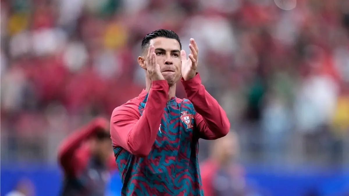 Cristiano Ronaldo Would be in Portugal's Starting XI For World Cup Match vs Uzbekistan? Coach Refuses to Split Beans Portugal's Cristiano Ronaldo applauds the fans during the warm-up