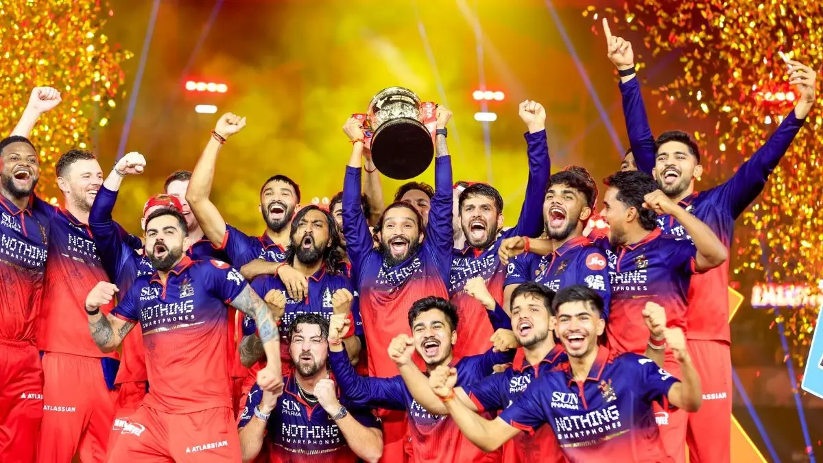 चैंपियन बनते ही RCB को लगा बड़ा झटका! IPL ने इस खिलाड़ी पर लगाया बैन और ठोका भारी जुर्माना RCB Player Banned IPL 2027