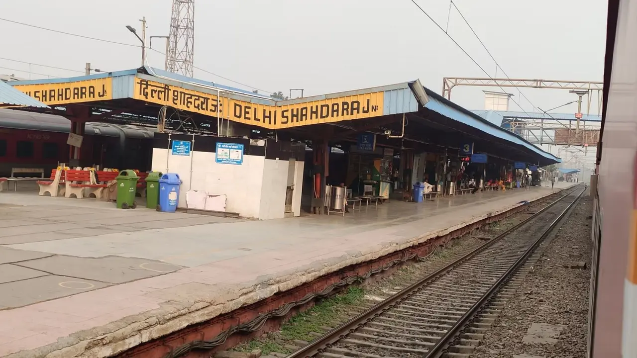 योगा एक्सप्रेस की जनरल बोगी में सीट के लिए युवक की हत्या, तमाशबीन बने देखते रहे लोग; दिल्ली के शाहदरा रेलवे स्टेशन पर सनसनीखेज वारदात shahdara railway station passenger beaten to death yoga express over seat issue in train general bogie