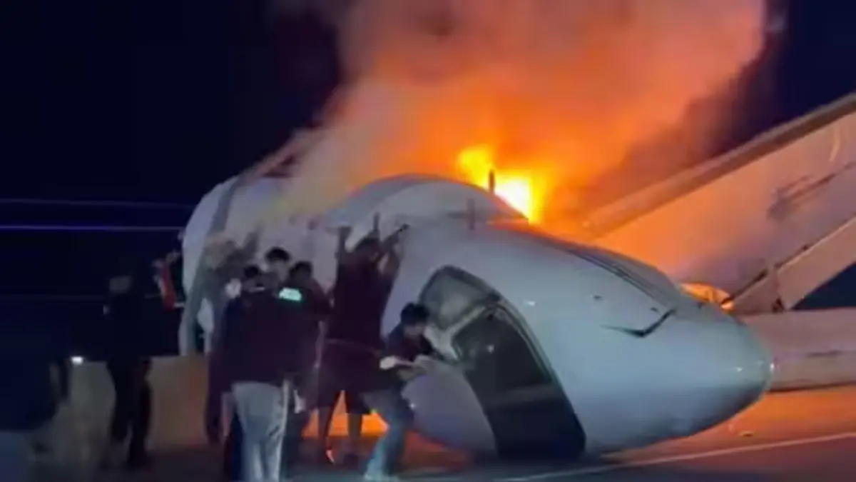 Small Plane Crashes, Bursts Into Flames on Texas Highway; 1 Killed, Multiple People Rescued Small Plane Crashes, Bursts Into Flames on Texas Highway; 1 Killed, Multiple People Rescued