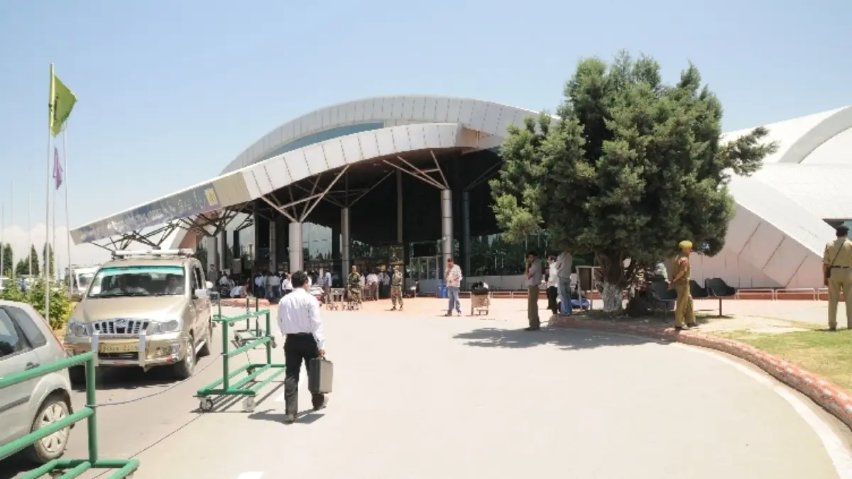 Srinagar Airport to Remain Shut For 15 Days: Flight Suspension Announced, Check Dates, Reasons And Travel Advisory Srinagar Airport to Remain Shut for Fortnight: All Flight Operations Closed for 15 Days