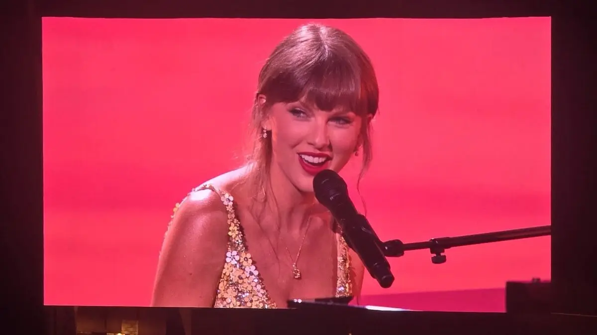 Viral Video: Taylor Swift Joins Toy Story 5 Premiere, Enthrals With I Knew It, I Knew You Performance Taylor Swift at Toy Story 2 premiere