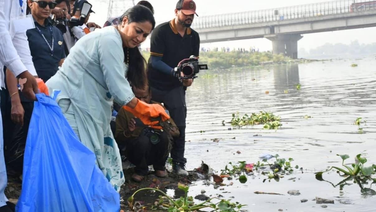 दिल्ली CM रेखा गुप्ता ने यमुना घाट पर खुद निकाला कूड़ा, पूरी कैबिनेट संग चलाया सफाई अभियान