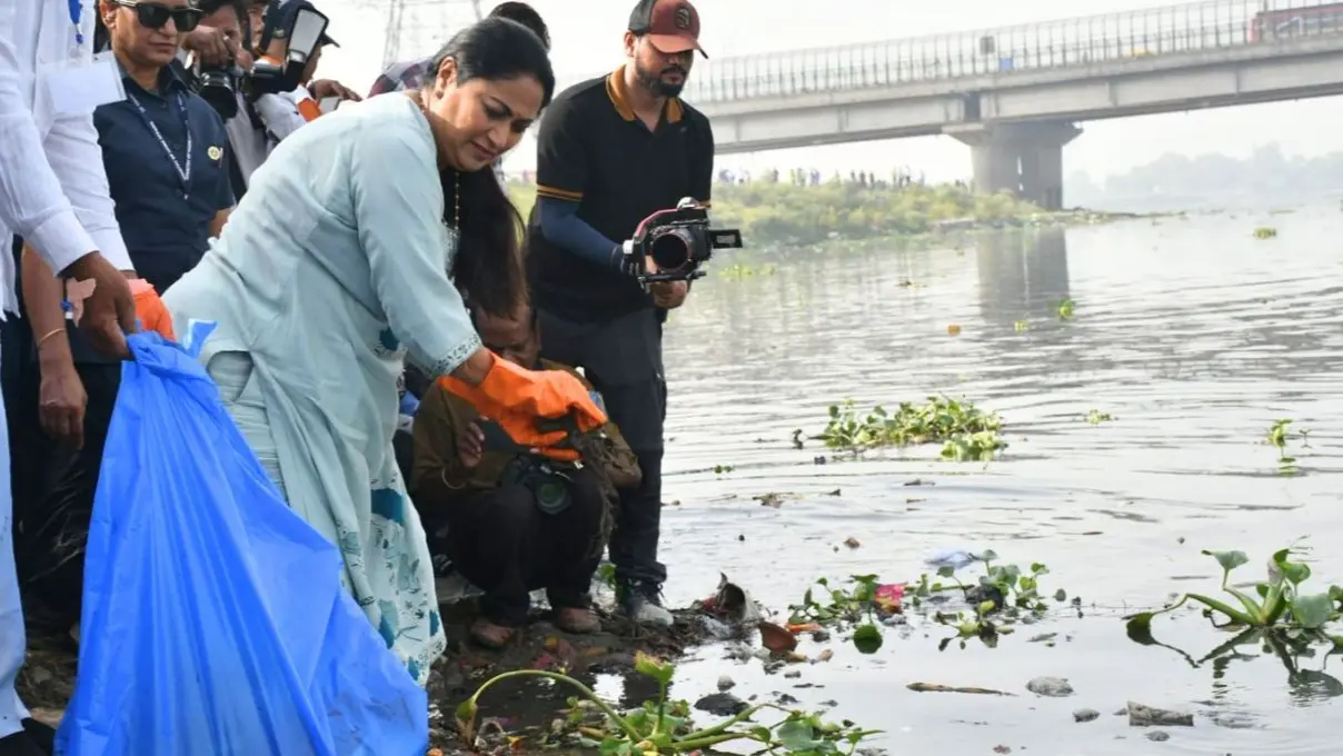 Yamuna Cleaning: यमुना को बचाने उतारी पूरी दिल्ली, खुद CM रेखा ने भी निकाला कचरा; सफाई अभियान में मंत्री और सांसद भी उतरे दिल्ली CM रेखा गुप्ता ने यमुना घाट पर खुद निकाला कूड़ा, पूरी कैबिनेट संग चलाया सफाई अभियान