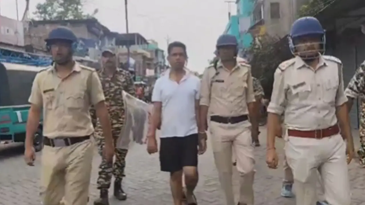 हाफ पैंट में 'पुष्पा', पुलिस ने फाल्टा सीट से मैदान छोड़कर भागने वाले TMC नेता जहांगीर खान की निकाली परेड, VIDEO TMC Leader Jahangir Khan
