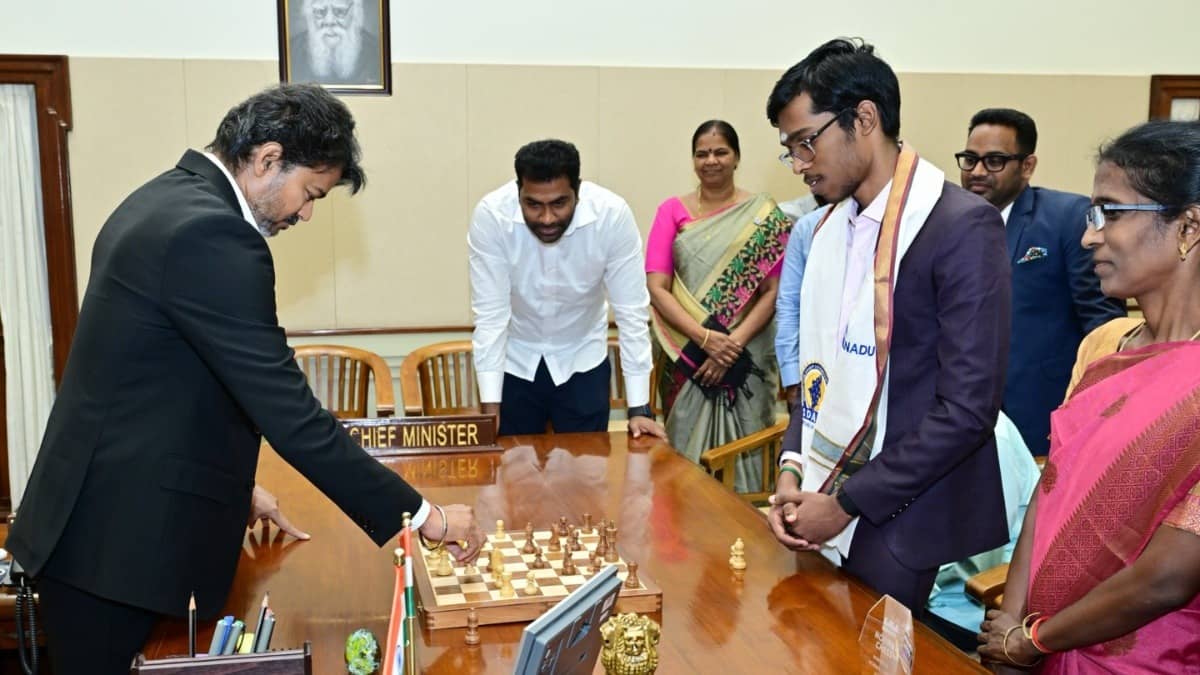 TN CM Vijay plays chess with R. Praggnanandhaa