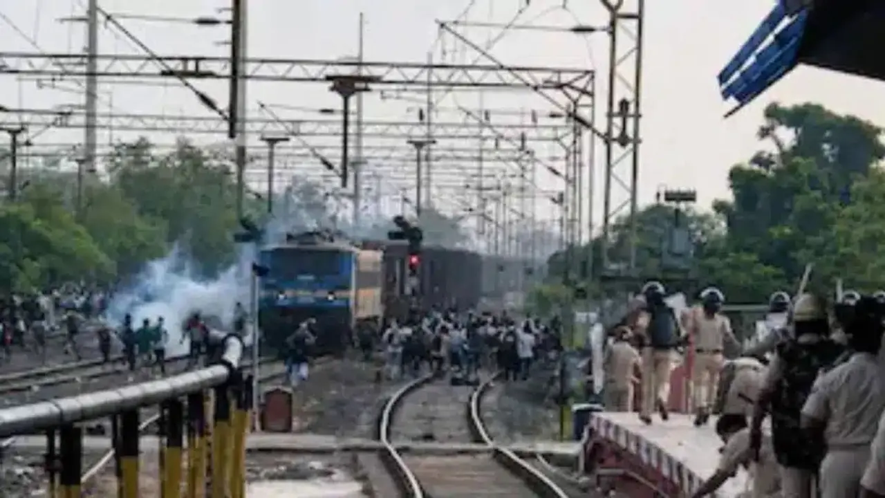 बिहार पुलिस मद्य निषेध भर्ती परीक्षा देने जा रहे छात्रों ने पटना स्टेशन पर काटा बवाल, ट्रेन में किया तोड़फोड़ और पथराव; IG समेत कई पुलिसकर्मी जख्मी Tracks Blocked, Stones Pelted As Students Protest At Bihar's Patliputra Station Over Special Train