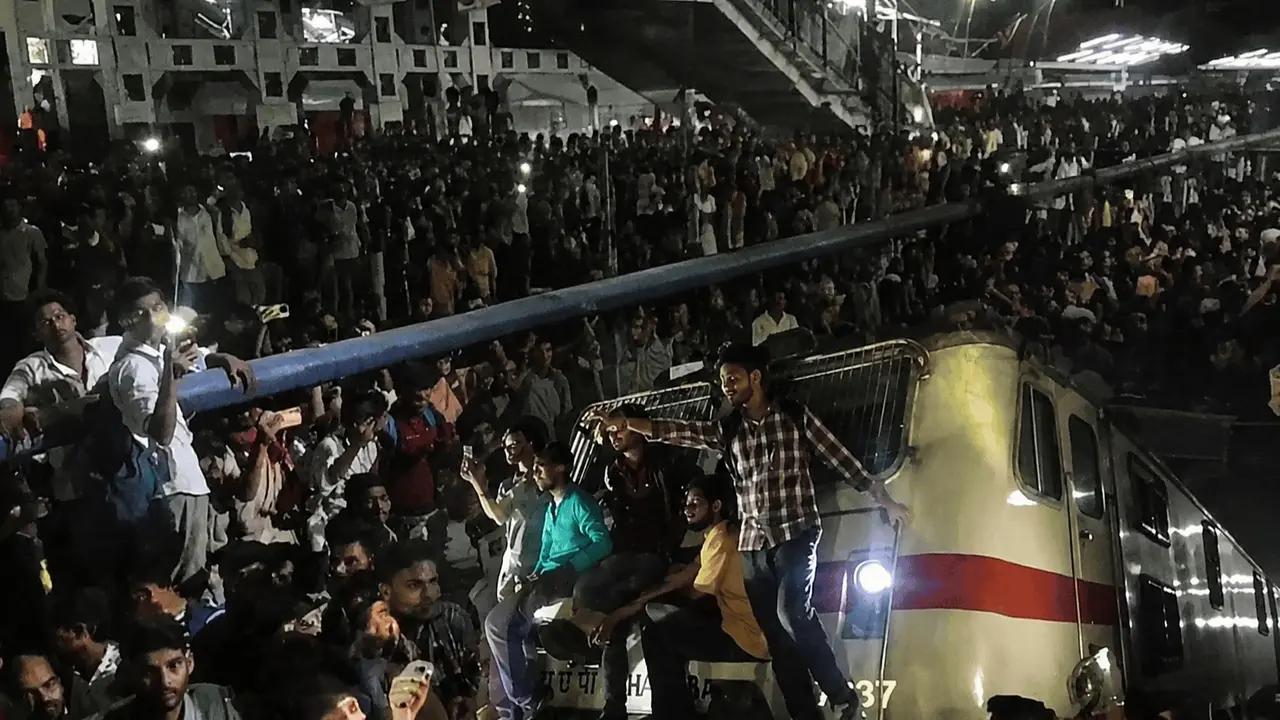 Trains Halted, Coaches Vandalised As Student Protest Turns Violent At Bihar's Patliputra Railway Station Trains Halted, Coaches Vandalised As Student Protest Turns Violent At Bihar's Patliputra Railway Station