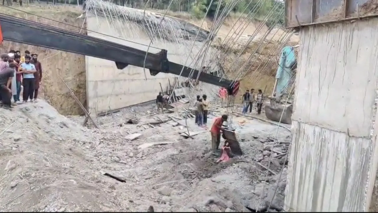 10 Hurt as Under-Construction National Highway Bridge Gives Way in North Kashmir's Baramulla Under-Construction Bridge Collapses in Baramulla; 10 Workers Injured