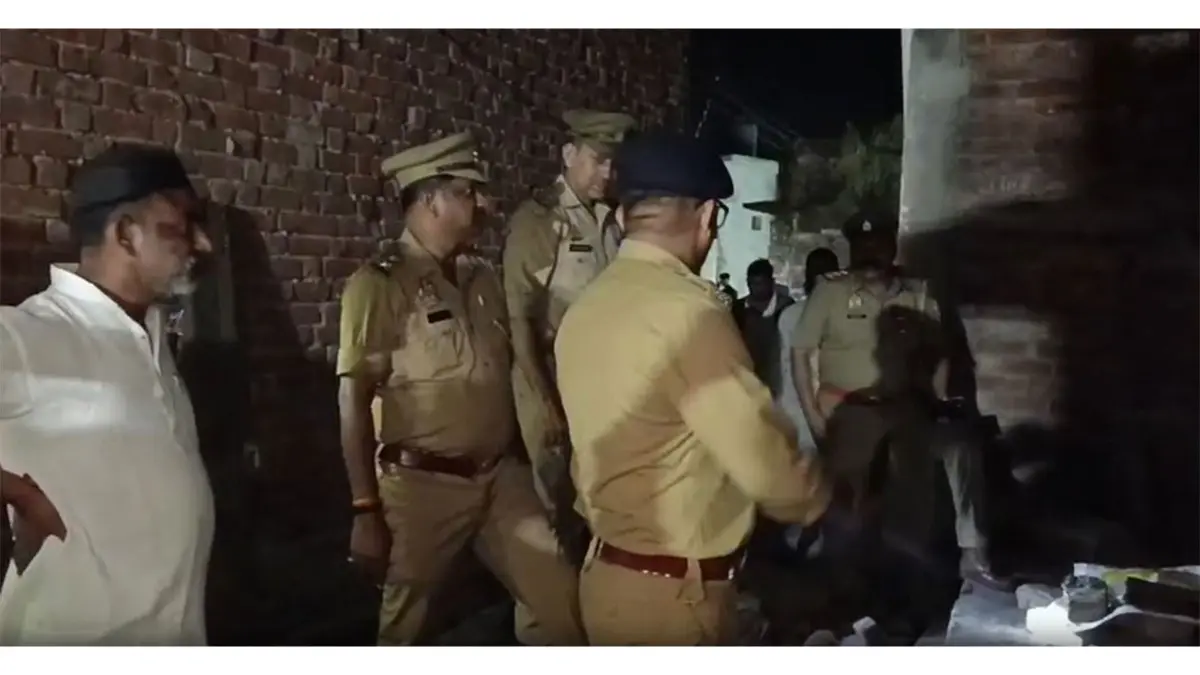 Uttar Pradesh: 2 Killed, Several Injured After Balcony Collapses During Muharram Procession in Lucknow Uttar Pradesh: 2 Killed, Several Injured After Balcony Collapses During Muharram Procession in Lucknow