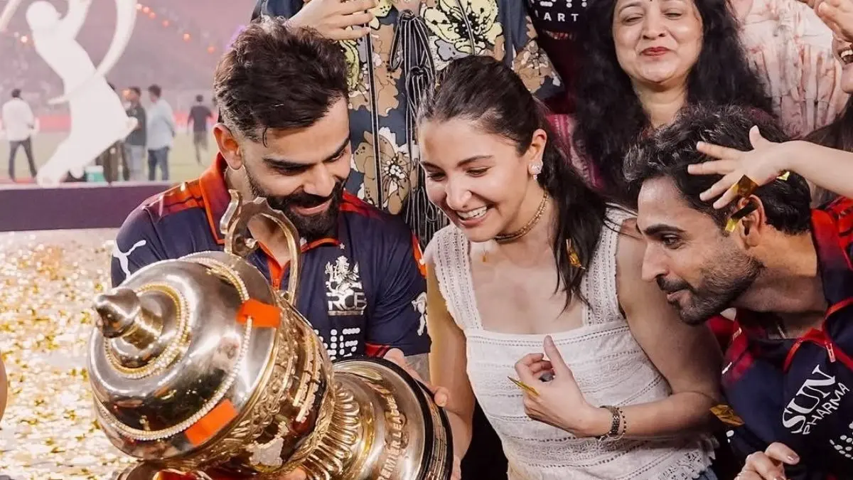 IPL ट्रॉफी पर ऐसा क्या लिखा था? जिसे पढ़ते ही विराट कोहली को देख हंस पड़ीं अनुष्का शर्मा, PHOTOS Virat Kohli Anushka Sharma RCB IPL 2026
