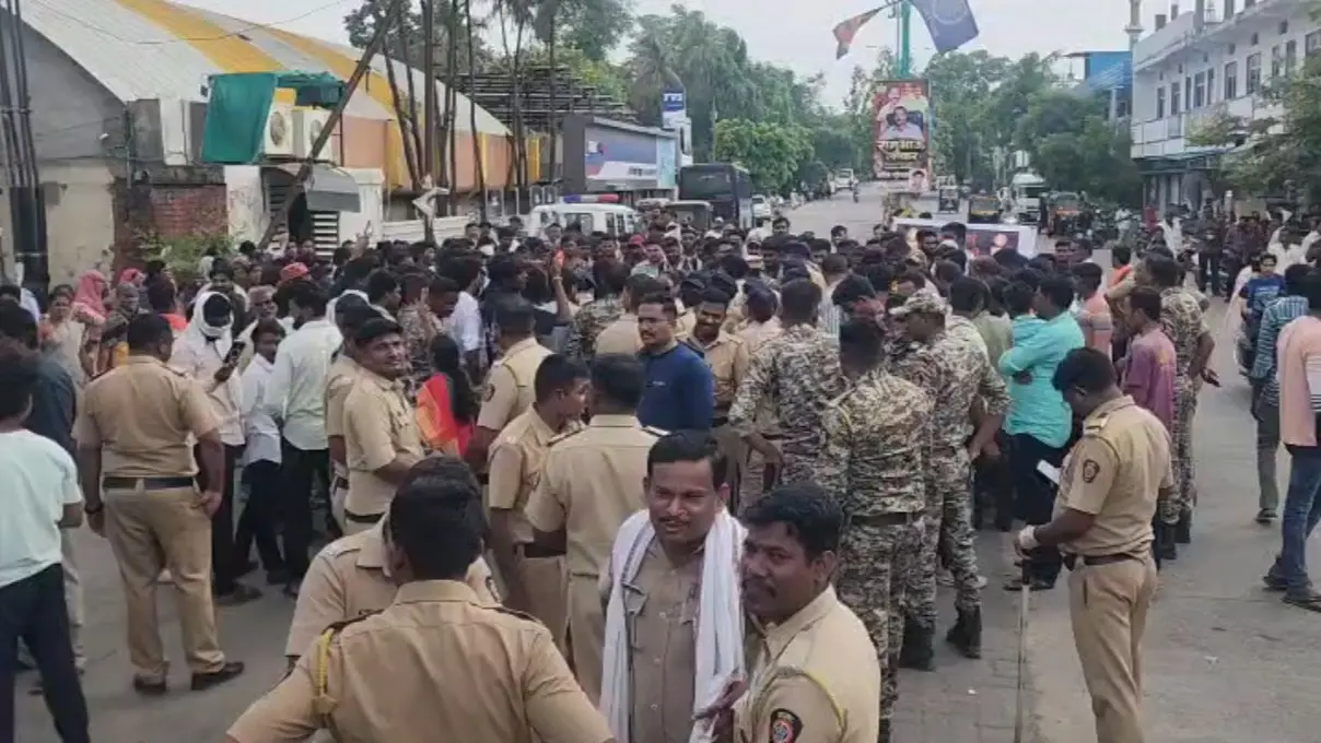 Maharashtra: वर्धा में 12 साल की मासूम बच्ची से हैवानियत, रेप के बाद पत्थर से सिर कुचलकर हत्या; मजदूरी कर पेट पालता था पीड़िता का परिवार 12 साल की लड़की के साथ पहले बेरहमी से रेप किया गया और फिर पत्थर से सिर कुचलकर उसकी हत्या कर दी गई।