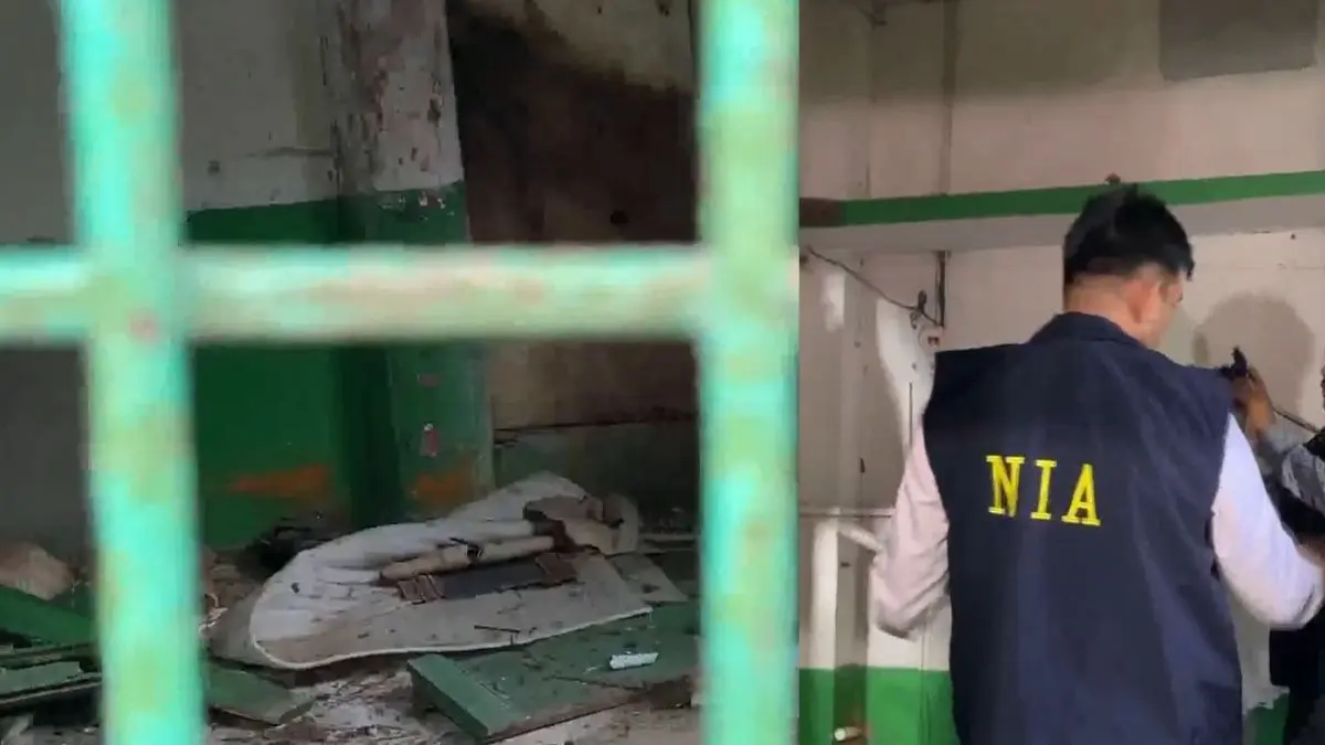 2 Detained After Late-Night Blast Rocks Residential Building in West Bengal's Rajarhat 2 Detained After Late-Night Blast Rocks Residential Building in West Bengal's Rajarhat
