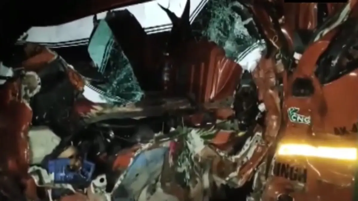 4 Dead, 11 Injured As Canter Truck Rams Stationary Bus In UP's Etah 4 Dead, 11 Injured As Canter Truck, Rams Stationary Bus In UP's Etah