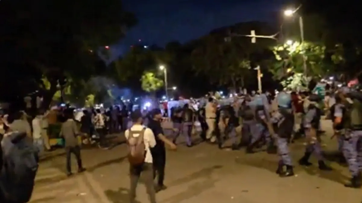 5 Cops Including ACPs Injured; Forces Deployed After Violent Night Of Protests At Jantar Mantar 5 Cops Including ACPs Injured; Forces Deployed After Violent Night Of Protests At Jantar Mantar