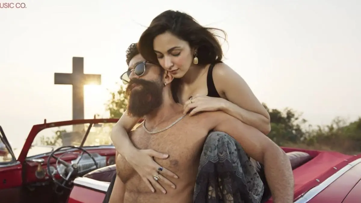 Tabaahi Video Out: 'Yash Stuck in KGF Mode, Kiara Advani Looks Fire', Netizens Review Toxic's Racy Song A still from Toxic song Tabaahi