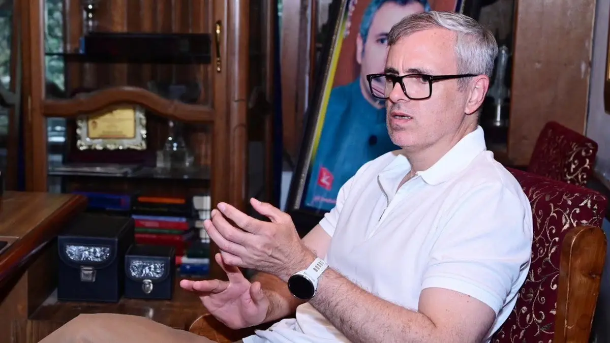 AAI Suspends Srinagar Runway Closure After Omar Abdullah's Intervention; Tourism Season Saved, Says Industry AAI Suspends Srinagar Runway Closure After Omar Abdullah's Intervention; Tourism Season Saved, Says Industry
