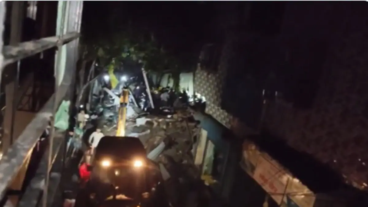 Chawl Collapses In Mumbai’s Mankhurd Amid Heavy Rains; 6 Killed, Multiple Others Injured Chawl Collapses In Mumbai’s Mankhurd Amid Heavy Rains; 6 Killed, Multiple Others Injured