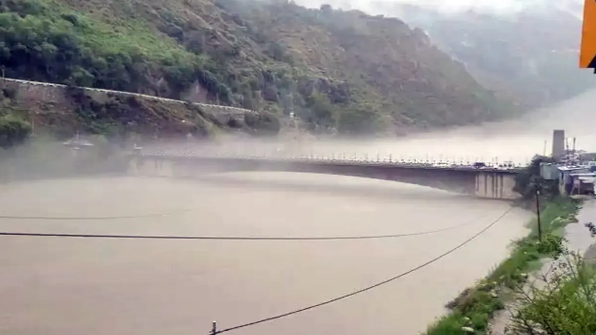 Chenab Rises by 35 Feet in Places Like Doda & Akhnoor in J&K Following Incessant Downpour, Authorities Arrange for Evacuation Chenab Reaches Danger Levels in J&K