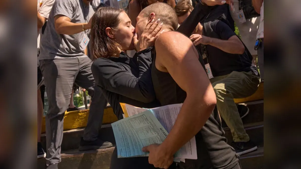 Daredevil Couple Passionately Kiss In Public After Court Appearance For Climbing 102-Storey Empire State Building For Marriage Proposal Daredevil Couple Passionately Kiss In Public After Court Appearance For Climbing 102-Storey Empire State Building For Marriage Proposal