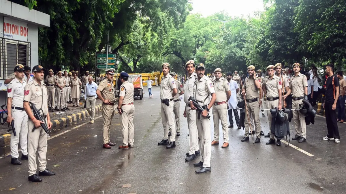 Delhi Police Cancel Leaves Of All Personnel As Intensifying CJP Protests Put Capital On Edge Delhi Police ACP Injured After Miscreants Resort to Stone-Pelting Near Tolstoy Marg