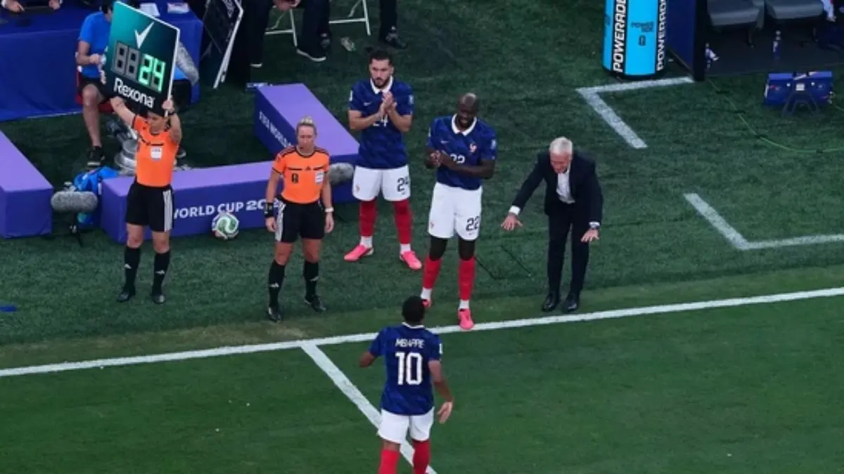 Didier Deschamps Bows to Kylian Mbappé as French Forward Gets Substituted Off vs Sweden; Video Goes Viral | WATCH Didier Deschamps, Kylian Mbappe