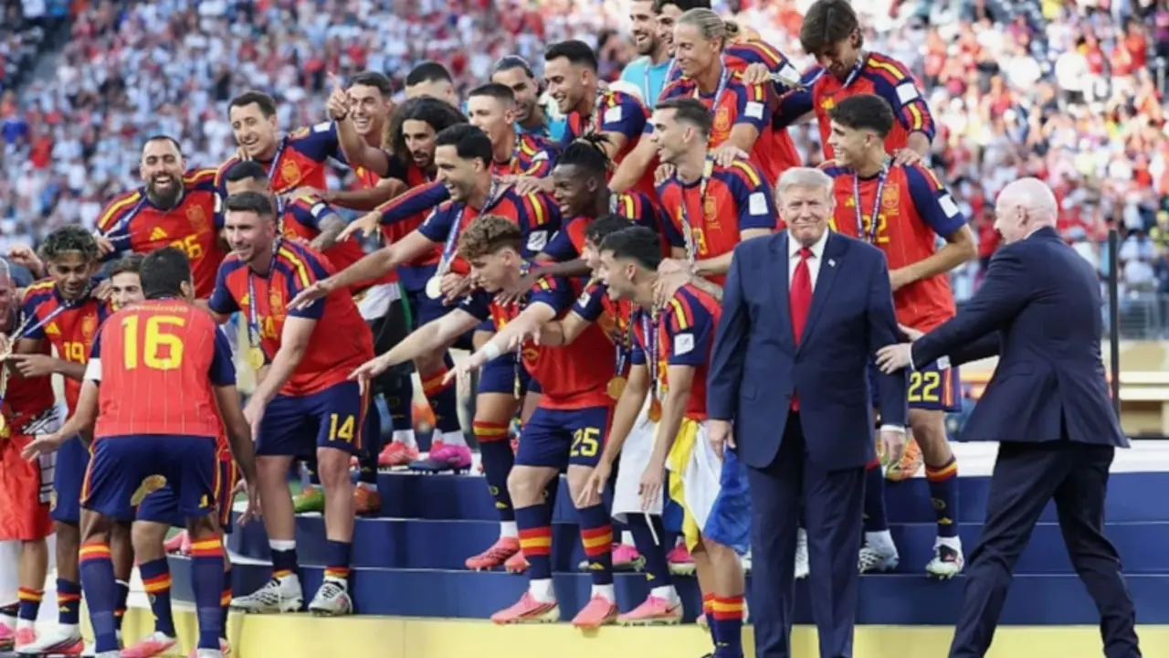 FIFA World Cup 2026: चैंपियन बनने के बाद स्पेन मना रहा था जश्न, ट्रॉफी देकर भी खिलाड़ियों के बीच खड़े रहे राष्ट्रपति ट्रंप; हुई भारी फजीहत- VIDEO Donald Trump at FIFA World Cup 2026