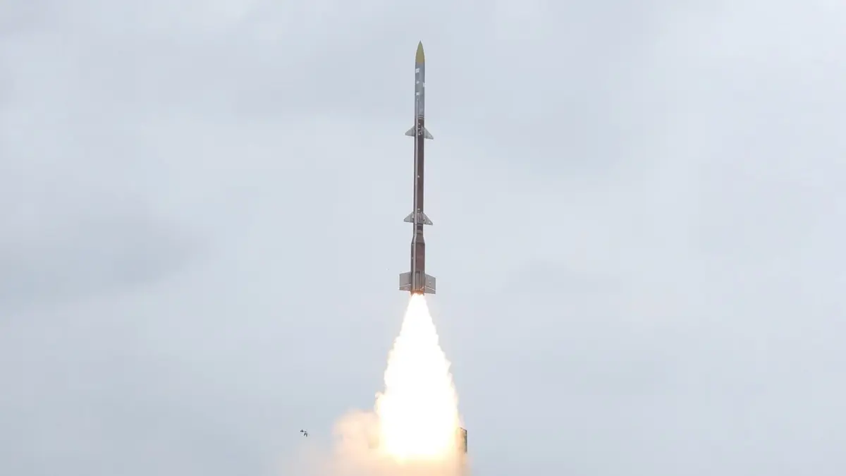 Kusha Missile: DRDO ने कुशा मिसाइल का किया सफल परीक्षण, दुश्मनों के हमले को हवा में कर देगी नाकाम, चीन-पाकिस्तान सीमा पर बनेगी मजबूत सुरक्षा कवच DRDO conducts successful flight-test of Kusha’ Long-Range Surface-to-Air Missile