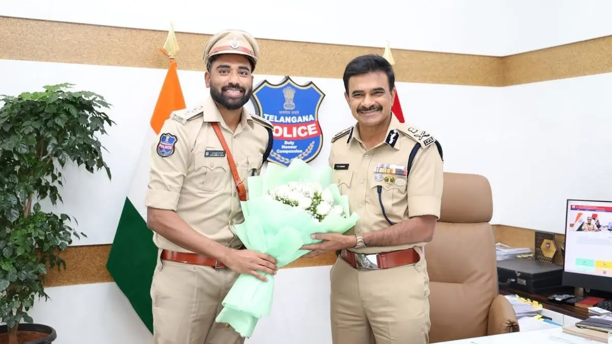 मोहम्मद सिराज ने संभाला DSP का पद? तेलंगाना DGP सीवी आनंद से मुलाकात के बाद तस्वीर वायरल DSP Mohammed Siraj meets Telangana DGP CV Anand