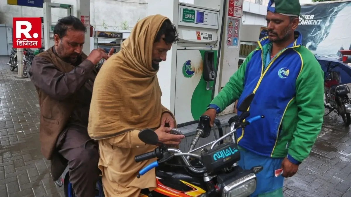Pakistan: होर्मुज संकट के बीच पाकिस्तान में बिगड़े हालात, पेट्रोल-डीजल में लग सकती है आग, खतरनाक स्तर तक पहुंचा स्टॉक Fuel crisis deepens in Pakistan supply threatened by policy delays