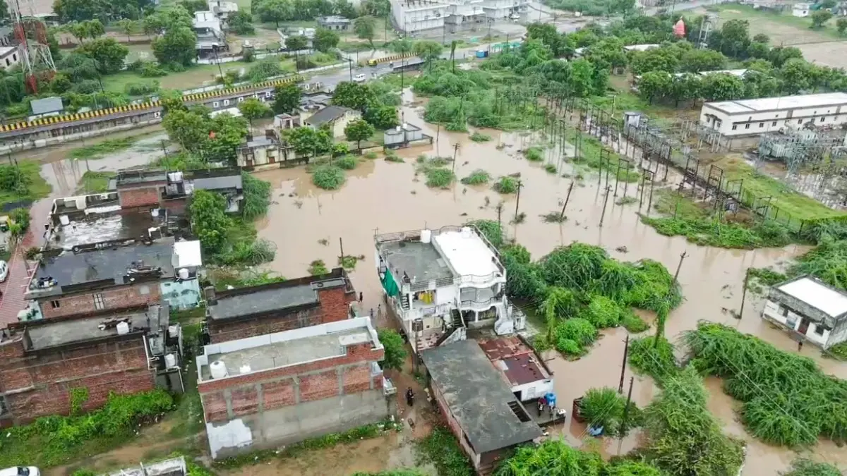 Record Rainfall Paralyzes Gujarat: 9 Dead and Over 3,500 Evacuated as Massive Floods Submerge Surat District Gujarat Floods: 9 Dead, Thousands Evacuated in Surat