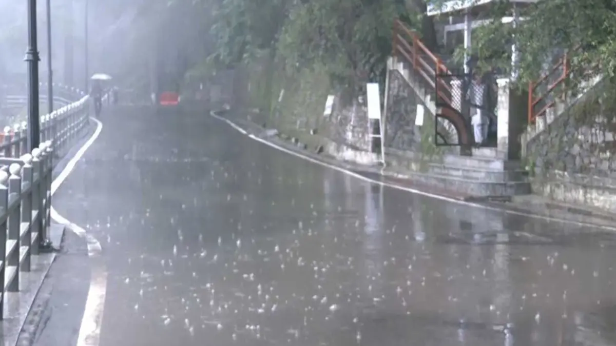 IMD Warns of Heavy Rain in Isolated Parts of Himachal; Thunderstorms, Gusty Winds Likely, Temperatures to Rise Gradually IMD Warns of Heavy Rain in Isolated Parts of Himachal; Thunderstorms, Gusty Winds Likely, Temperatures to Rise Gradually