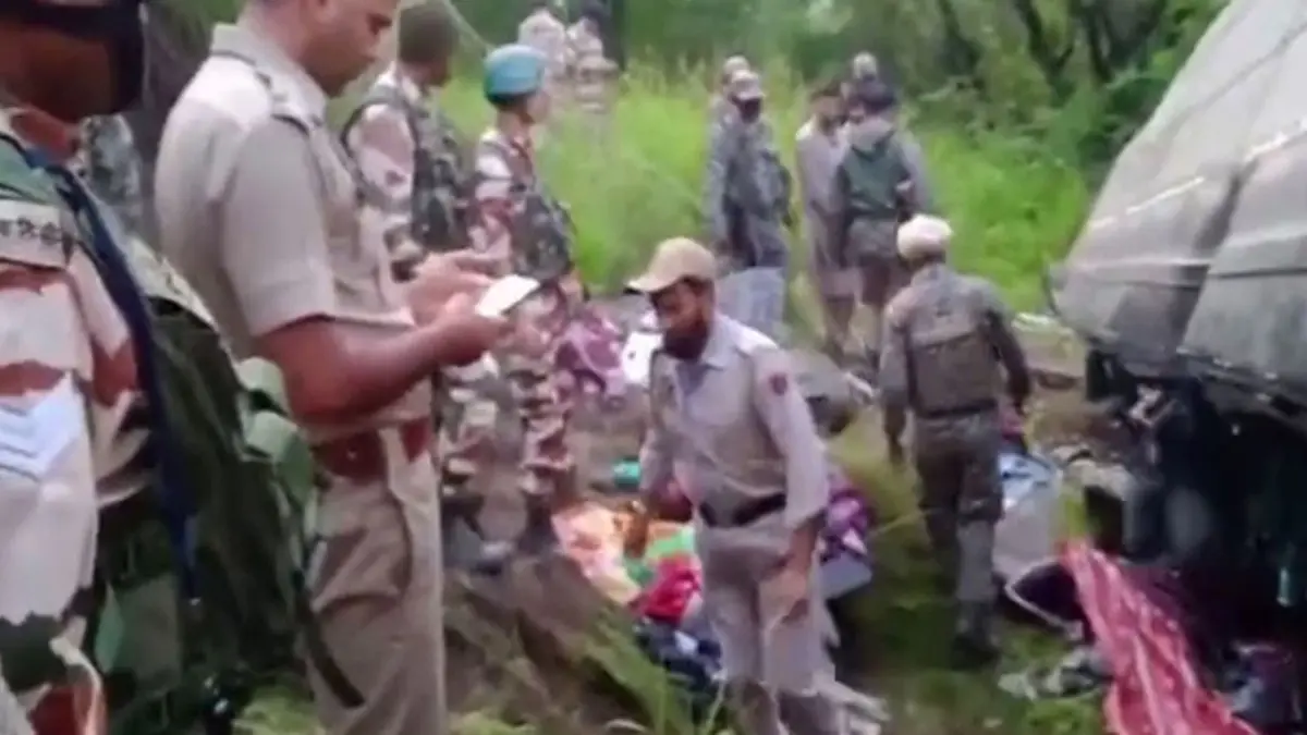 J-K: 39 Amarnath Yatra Pilgrims Injured in Ganderbal Bus Accident; LG Sinha Orders Health Assistance to Victims J-K: 39 Amarnath Yatra Pilgrims Injured in Ganderbal Bus Accident; LG Sinha Orders Health Assistance to Victims