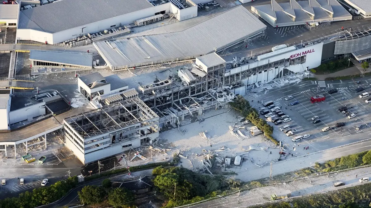 Japan Earthquake: 7.1 Magnitude Tremor Jolts Kyushu; Mall And Factory Collapse Leave Dozens Injured Japan Earthquake: 7.1 Magnitude Tremor Jolts Kyushu; Mall And Factory Collapse Leave Dozens Injured