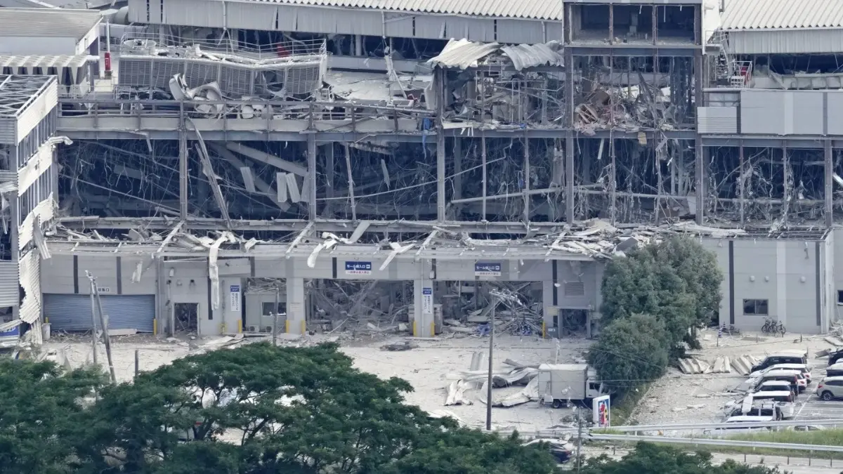 Japan Earthquake Toll Rises To 13 As Rescuers Haul People From Collapsed Kumamoto Mall Japan Earthquake Toll Rises To 13 As Rescuers Haul People From Collapsed Kumamoto Mall