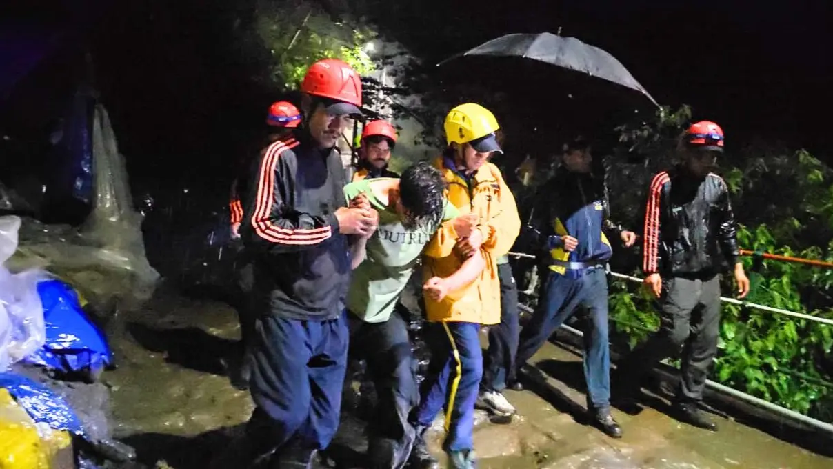 Kedarnath: केदारनाथ के पैदल रास्ते पर खाई में गिरा युवक, SDRF ने पूरी रात किया रेस्क्यू; कड़ी मशक्कत के बाद बचाई जान Kedarnath Rescue, SDRF Operation Rudraprayag