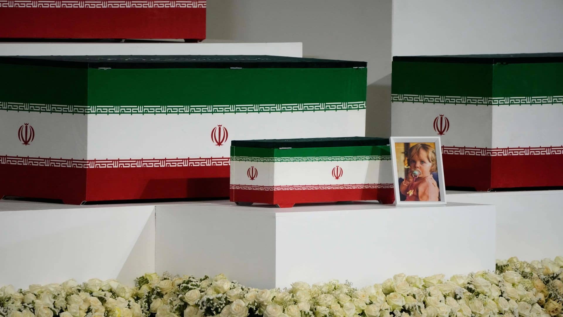 Khamenei Funeral: 14 महीने की पोती का ताबूत देख फूट-फूटकर रोए ईरानी, खामेनेई के ताबूत पर स्कार्फ और दूसरी चीजें क्यों फेंक रहे थे लोग? VIDEO