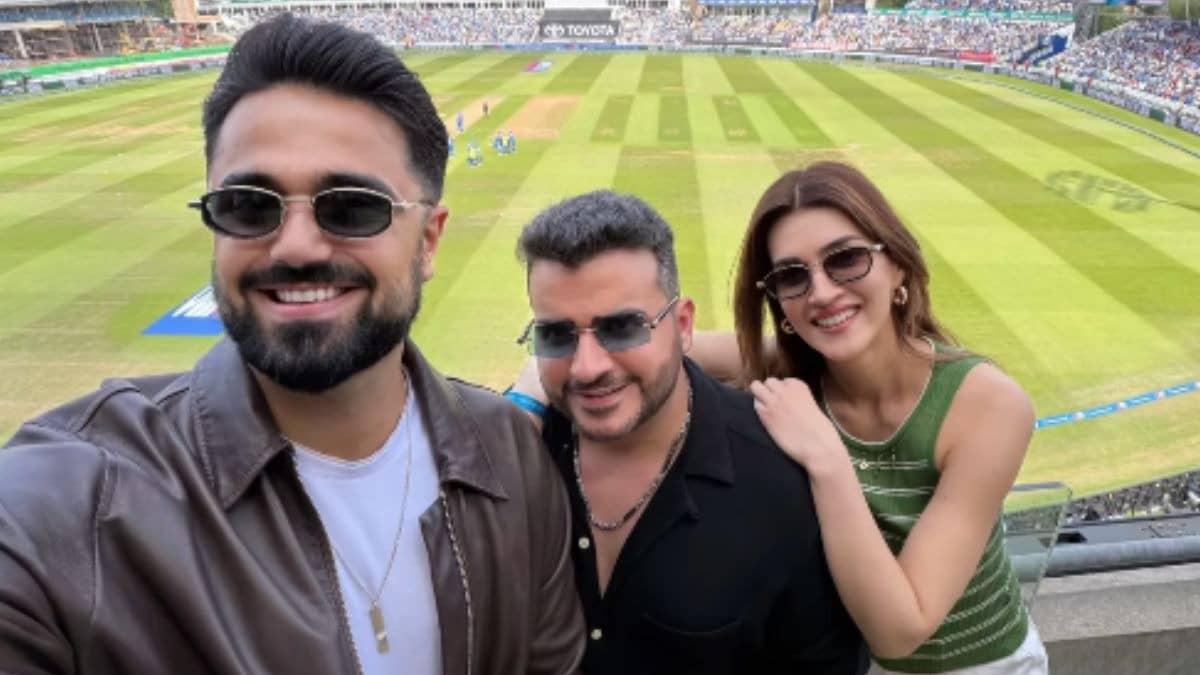 Kriti Sanon: इंग्लैंड में रूमर्ड बॉयफ्रेंड कबीर संग मैच देखती नजर आईं कृति सेनन, वायरल हो रही है स्टेडियम से फोटो