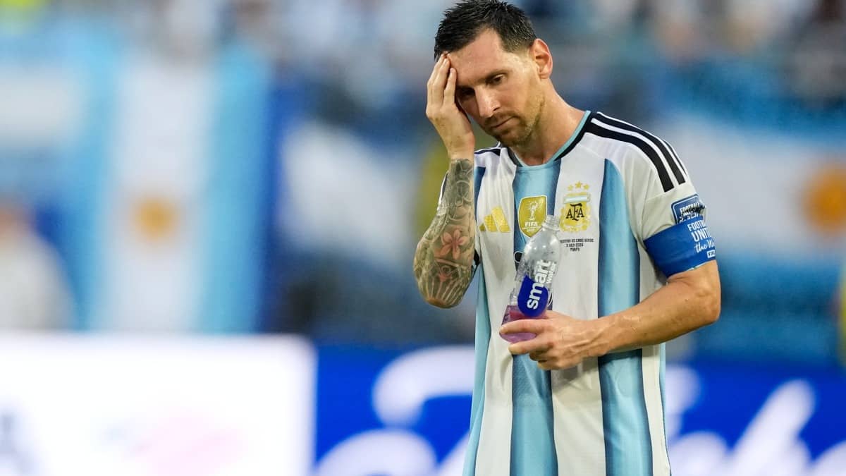 Lionel Messi reacts during Argentina vs Cape Verde tie