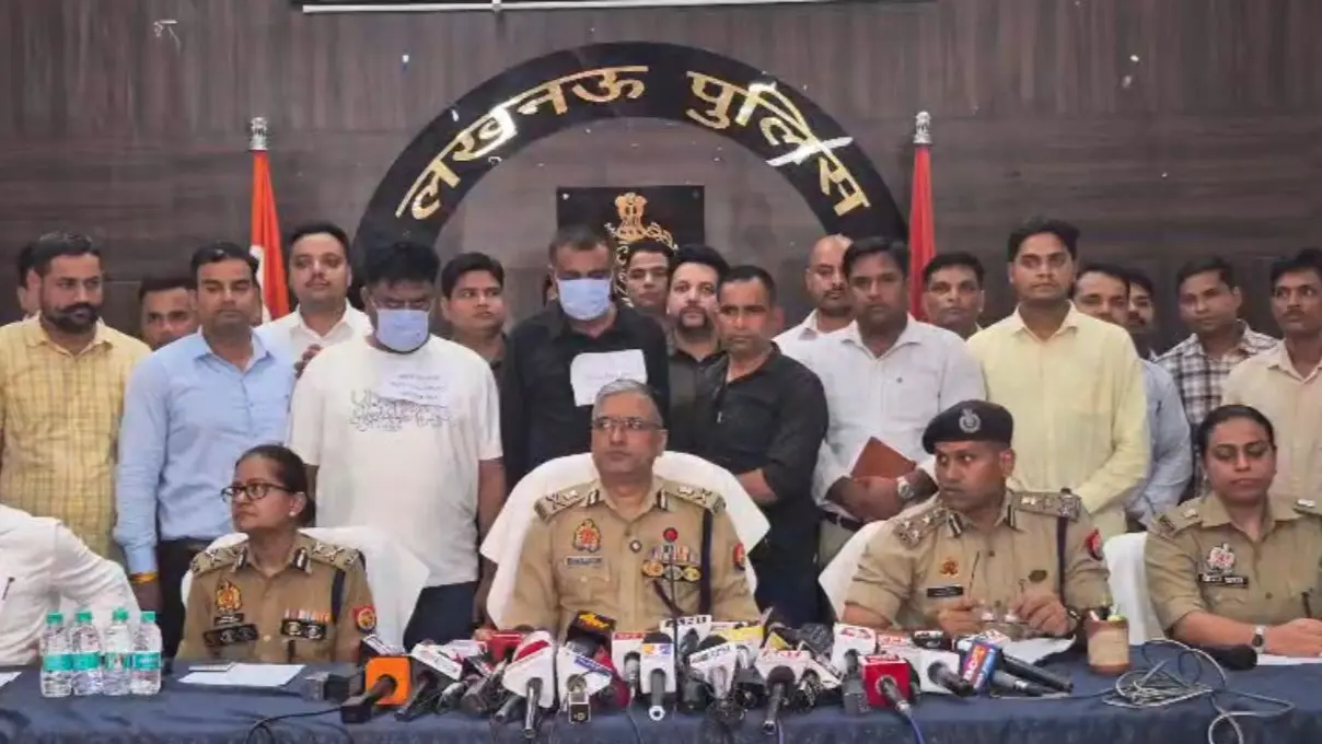 Cyber Fraud: लखनऊ की समिट बिल्डिंग में चल रहे फर्जी इंटरनेशनल कॉल सेंटर का भंडाफोड़, 119 लोग गिरफ्तार; ऐसे हुआ खुलासा लखनऊ पुलिस कमिश्नरेटन ने इंटरनेशनल साइबर ठगी के मामले में बड़ा खुलासा किया