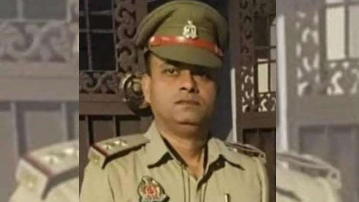 UP: लखनऊ में एक अस्पताल के सामने खड़ी गाड़ी में दरोगा की संदिग्ध हालात में लाश मिलने से हड़कंप, अजय सिंह के रूप में हुई शिनाख्त Lucknow Ajay Singh Sub Inspector dead body found inside Santro car initiated an investigation