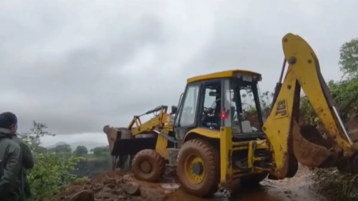 Maharashtra: Massive Landslide Blocks Access to Rajmachi Fort in Lonavala, Clearance Operations Underway Maharashtra: Massive Landslide Blocks Access to Rajmachi Fort in Lonavala, Clearance Operations Underway