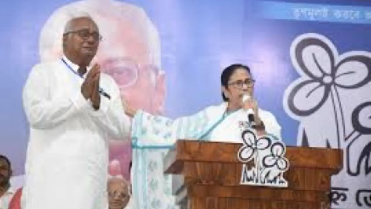 She Can Do Whatever She Wishes: TMC MP Saugata Roy Defends Mamata Banerjee After Video of Her Slapping a Party Worker Goes Viral Mamata Banerjee and Sauagata Roy